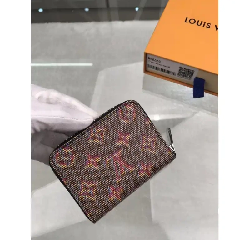 LV 19B570090 Bags 0707